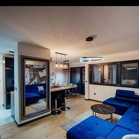 Black Queen Apartment Split Exterior photo
