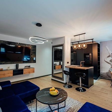 Black Queen Apartment Split Exterior photo
