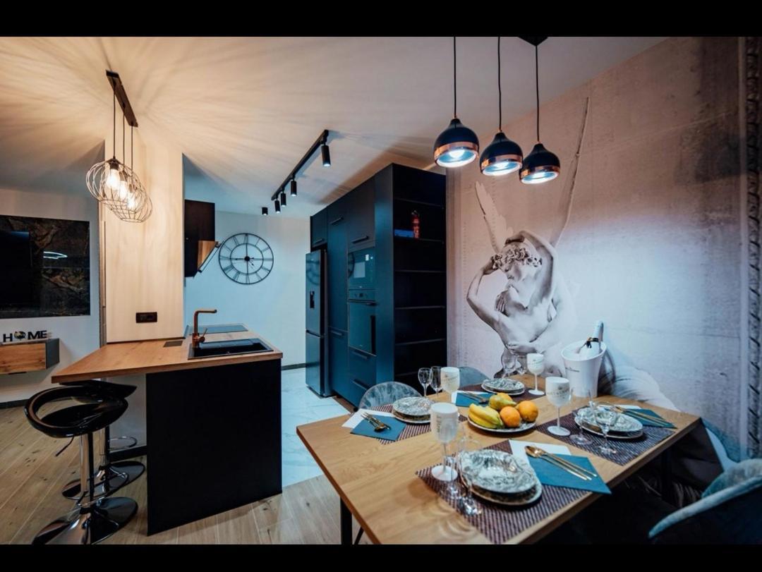 Black Queen Apartment Split Exterior photo