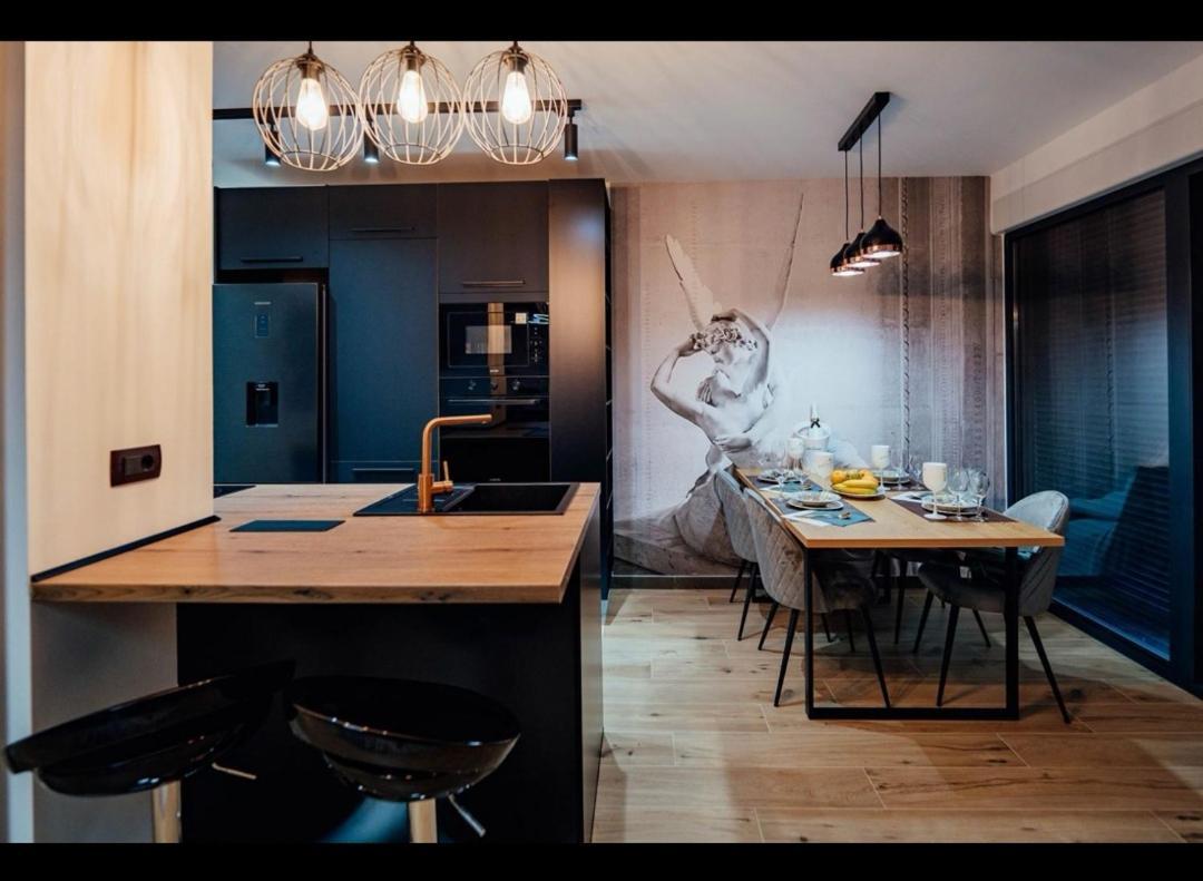 Black Queen Apartment Split Exterior photo