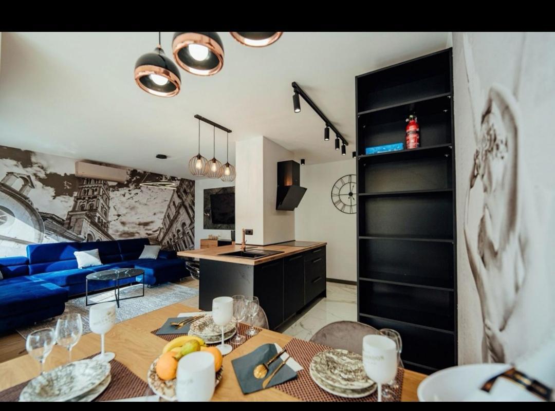 Black Queen Apartment Split Exterior photo