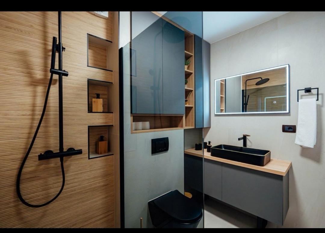 Black Queen Apartment Split Exterior photo